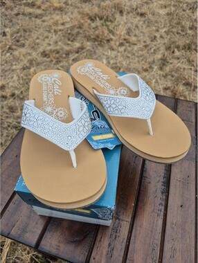 Skechers Size 10 Cali Luxe Foam Summer Dazzling Charm Sandals Flip Flops White